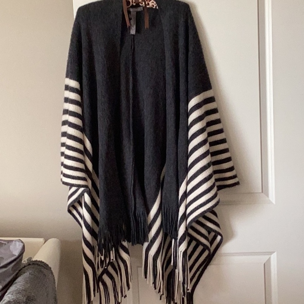 Vince Camuto poncho							Dark gray and white 					Worn once 								One size.